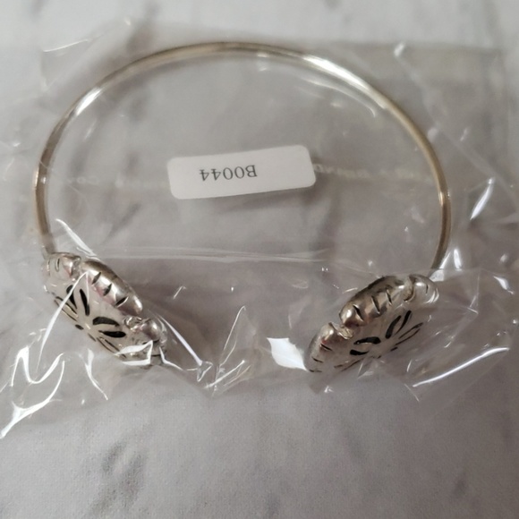 Sand dollar bracelet - Picture 2 of 3